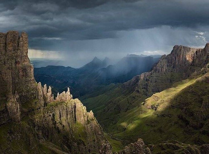  Là dãy núi cao nhất Nam Phi. Đỉnh Thabana Ntlenyana cao tới 3.482 mét, quanh năm phủ sương mù. Ảnh: Pinterest.