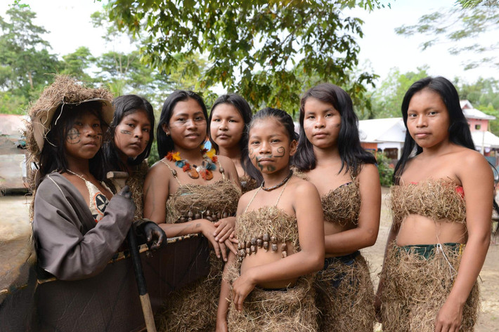  Nghi lễ trưởng thành mang tính biểu tượng mạnh mẽ. Lễ trưởng thành dành cho thiếu nữ Ticuna là một trong những nghi lễ phức tạp nhất Amazon, bao gồm ca hát, vẽ mặt, trang phục nghi lễ và nhiều ngày sinh hoạt cộng đồng. Ảnh: rainforestfoundation.org.