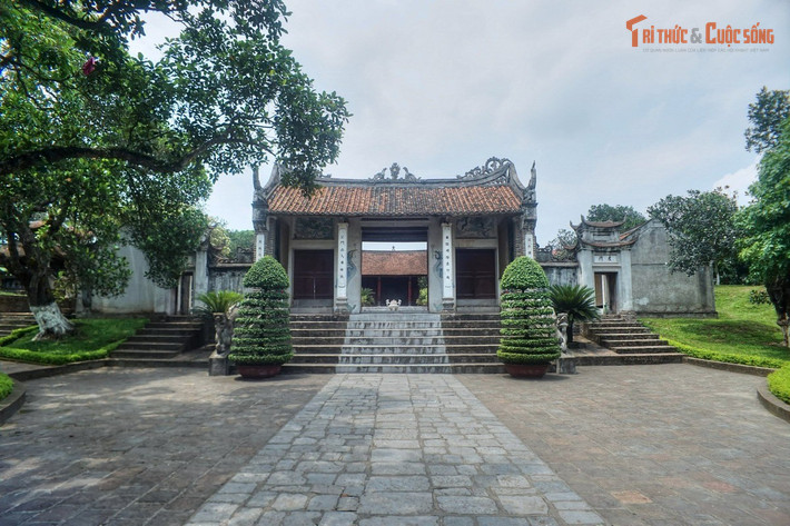 Đền được xây dựng từ thời Lê và trải qua nhiều lần trùng tu. Ngôi đền hiện nay được khởi dựng vào năm 1687 dưới triều vua Lê Hy Tông. Qua nhiều thế kỷ, đền đã trải qua nhiều lần tu sửa lớn, đặc biệt là vào cuối thế kỷ 19 và đầu thế kỷ 20, nhưng vẫn giữ được dáng vẻ cổ kính và nhiều yếu tố kiến trúc truyền thống.