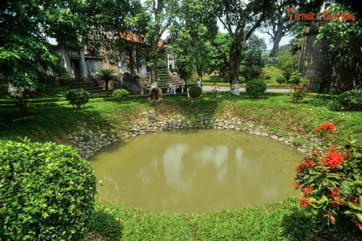 Hai “mắt rồng” bí ẩn nằm trong khuôn viên đền. Trong khu đền có hai hố đất được người dân gọi là “mắt rồng” của thành Cổ Loa. Điều kỳ lạ là một hố luôn có nước dù trời hạn, trong khi hố kia lại khô cạn ngay cả khi mưa lớn, khiến nơi đây trở thành chi tiết bí ẩn thu hút nhiều sự tò mò.