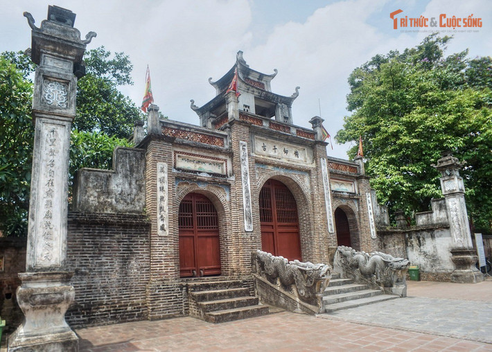 Cặp rồng đá trước đền là di vật hàng trăm năm tuổi. Trước bậc tam cấp của đền có đôi rồng đá cổ được chạm khắc tinh xảo, có niên đại khoảng thế kỷ 18 thời Lê Trung Hưng. Đây là một trong những tác phẩm điêu khắc đá quý hiếm còn lại tại di tích, thể hiện quyền uy của vị vua được thờ phụng.