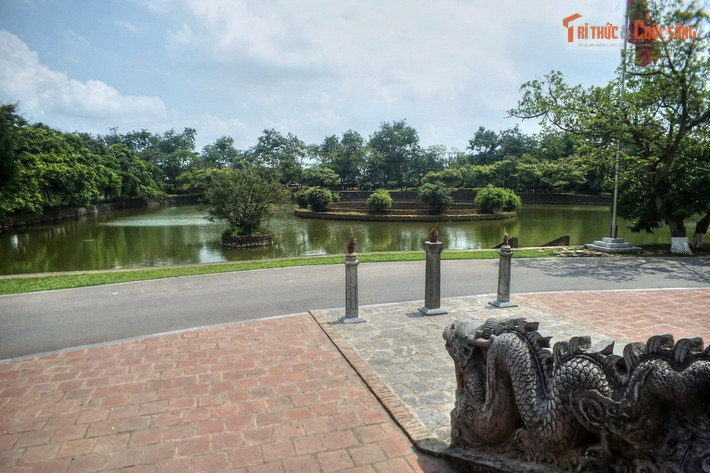 Trước đền có giếng Ngọc gắn với truyền thuyết Mỵ Châu – Trọng Thủy. Ngay trước cổng đền là giếng Ngọc nổi tiếng. Theo truyền thuyết dân gian, đây là nơi Trọng Thủy đã nhảy xuống tự tử sau khi biết mình vô tình gây nên bi kịch cho Mỵ Châu. Người xưa còn tin rằng dùng nước giếng này rửa ngọc trai sẽ khiến ngọc trở nên sáng hơn.