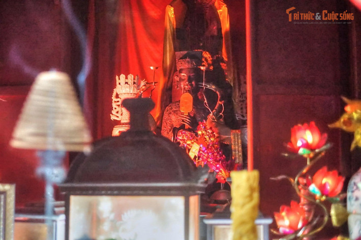 Trong đền có tượng đồng An Dương Vương rất đặc biệt. Một pho tượng đồng của vua An Dương Vương hiện được thờ trong đền. Tượng được đúc năm 1897, từ nguồn đồng phát hiện khi người dân đào đất trùng tu đền vào năm 1893. Ngày nay tượng đã được công nhận là Bảo vật quốc gia.