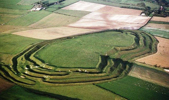  Thành Maiden gắn với huyền thoại vua Arthur. Một số truyền thuyết cho rằng đây từng là pháo đài của các hiệp sĩ Arthurian. Ảnh: Pinterest.