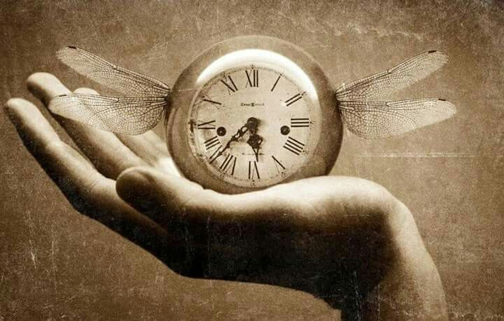  Du hành thời gian vẫn là bài toán mở. Trong góc nhìn vật lý hiện đại, đi tới tương lai là khả thi về nguyên tắc, còn quay về quá khứ vẫn nằm ở ranh giới giữa toán học, triết học và khoa học viễn tưởng. Ảnh: Pinterest.