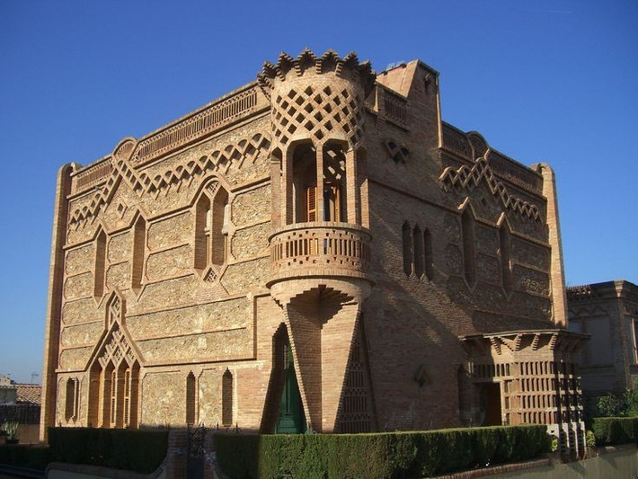  Colònia Güell (nhà nguyện). Colònia Güell là "phòng thí nghiệm" kiến trúc nơi Gaudí thử nghiệm các kết cấu vòm nghiêng và cột xiên trước khi áp dụng cho Sagrada Família. Dù chưa hoàn thành toàn bộ dự án, công trình này vẫn thể hiện tầm nhìn tiên phong của ông. Ảnh: Pinterest.