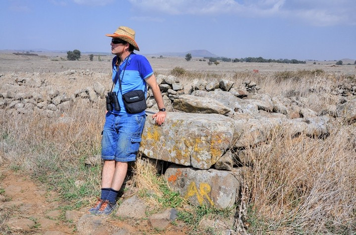  Tên gọi mang ý nghĩa “đống đá của mèo rừng”. Trong tiếng Ả Rập, Rujm el-Hiri được hiểu là “đống đá của mèo rừng”, phản ánh trí tưởng tượng dân gian. Ảnh: biblewalks.com.