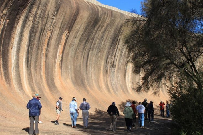  Có hệ thống đập nước. Trên đỉnh Wave Rock, người ta từng xây một con đập nhỏ vào năm 1928 để hứng nước mưa cho dân địa phương. Ảnh: Pinterest.