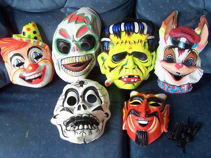  Mặt nạ Halloween hiện đại – di sản của nỗi sợ cổ xưa. Ngày nay, từ những chiếc mặt nạ ma quỷ rùng rợn đến hình tượng nhân vật điện ảnh, tất cả đều là phiên bản hiện đại của nghi thức cổ đại. Ẩn sau lớp nhựa và sơn màu vẫn là thông điệp nguyên thủy: con người khoác lên nỗi sợ để chế ngự bóng tối trong đêm giao mùa huyền bí. Ảnh: Pinterest.