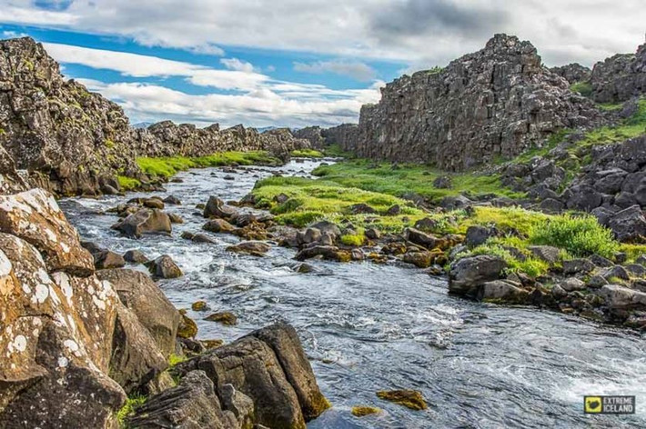  Cái nôi của quốc hội cổ xưa. Năm 930, người Viking đã thành lập Alþingi – một trong những quốc hội lâu đời nhất thế giới – ngay tại Thingvellir. Đây là trung tâm chính trị và pháp lý của Iceland suốt nhiều thế kỷ. Ảnh: Pinterest.