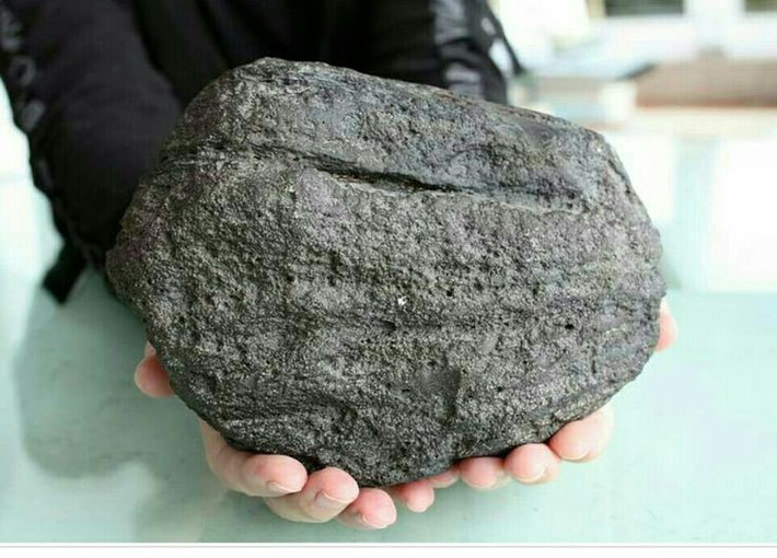  Nguồn gốc từ va chạm thiên thạch. Tektite được hình thành khi thiên thạch va vào Trái Đất, làm nóng chảy đá và bắn tung chúng vào khí quyển trước khi rơi trở lại. Ảnh: Pinterest.