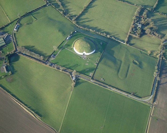 Ngày nay là Di sản Thế giới UNESCO. Cùng với Knowth và Dowth, Newgrange thuộc khu phức hợp Brú na Bóinne – một trong những di chỉ khảo cổ quan trọng nhất châu Âu. Ảnh: Pinterest.