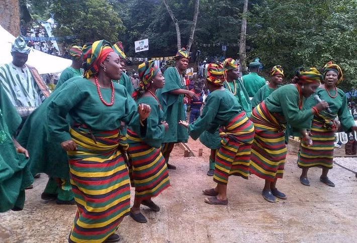  Nền văn minh đô thị phát triển sớm. Từ hàng nghìn năm trước, người Yoruba đã xây dựng các thành bang lớn như Ife, Oyo và Ijebu với hệ thống quản lý, quân sự và thương mại chặt chẽ. Những thành phố này cho thấy trình độ tổ chức xã hội cao, khác biệt với hình dung phổ biến về sự “chậm tiến” của châu Phi tiền thuộc địa. Ảnh: Pinterest.