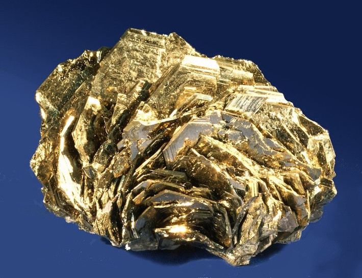  Có thể chứa vàng thật. Dù bị gọi là vàng giả, một số tinh thể pyrite thực sự có chứa hàm lượng vàng vi mô bên trong cấu trúc. Ảnh: Pinterest.