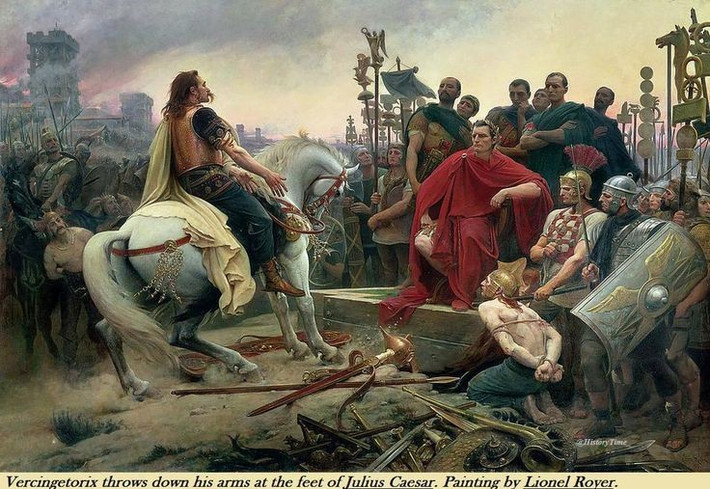  Vercingetorix buộc phải đầu hàng. Sau thất bại, thủ lĩnh Gaul ra khỏi thành, khoác áo choàng và trao vũ khí cho Caesar, tạo nên một khoảnh khắc lịch sử bi tráng. Ảnh: Pinterest.