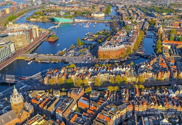  Nơi sinh sống và làm việc của nhiều nghệ sĩ nổi tiếng. Trong lịch sử, Amsterdam từng là nơi sinh sống hoặc làm việc của nhiều nghệ sĩ và trí thức nổi tiếng. Không khí sáng tạo và cởi mở của thành phố đã góp phần tạo nên một môi trường văn hóa phong phú và năng động. Ảnh: Pinterest.