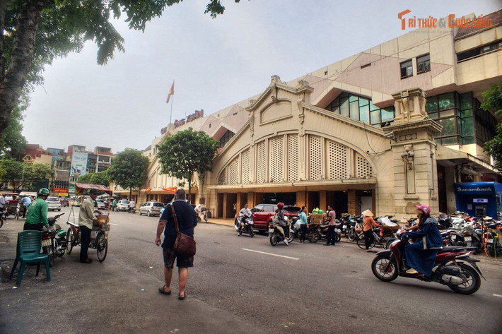 Từng là chợ lớn nhất miền Bắc. Trong nhiều thập kỷ, Đồng Xuân giữ vai trò đầu mối phân phối hàng hóa cho toàn bộ khu vực miền Bắc, từ vải vóc, nông sản đến đồ thủ công.