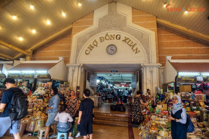 Là “chợ sỉ” nổi tiếng của Hà Nội. Phần lớn các gian hàng trong chợ chuyên bán buôn quần áo, phụ kiện, đồ gia dụng, cung cấp hàng cho nhiều cửa hàng nhỏ khắp miền Bắc.