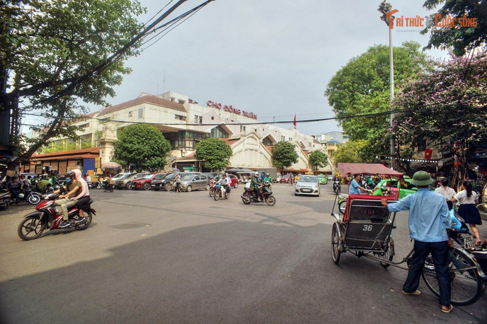 Từng bị hỏa hoạn lớn năm 1994. Vụ cháy nghiêm trọng đã phá hủy gần như toàn bộ khu chợ cũ, gây thiệt hại lớn về kinh tế và để lại ký ức ám ảnh với tiểu thương Hà Nội.