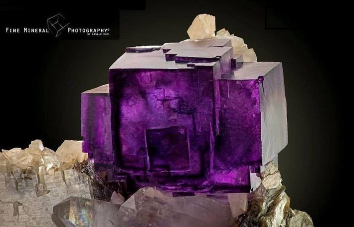  3. Độ cứng trung bình. Khoáng vật này có độ cứng Mohs là 4, dễ bị trầy xước nhưng vẫn được dùng trong trang sức do màu sắc hấp dẫn. Ảnh: Pinterest.