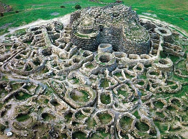 Quần thể gồm nhiều công trình phụ. Ngoài tháp trung tâm, Su Nuraxi có các tháp nhỏ, tường thành, giếng nước và khu dân cư bao quanh. Ảnh: summerinitaly.com.