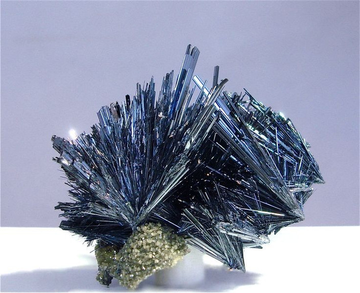  Độc tính cao. Do chứa antimon, Stibnite có thể gây độc cho con người nếu tiếp xúc hoặc hít phải bụi trong thời gian dài. Ảnh: Pinterest.