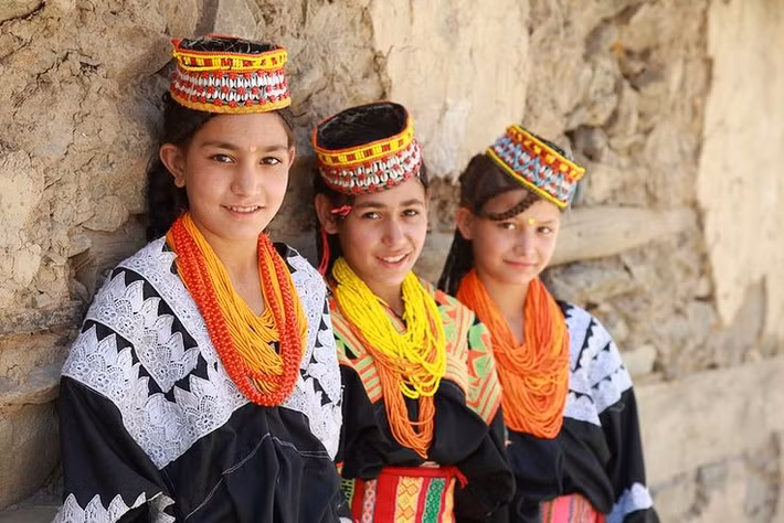  Tín ngưỡng đa thần hiếm hoi ở Pakistan. Khác với đa số dân cư theo Hồi giáo, người Kalasha duy trì tôn giáo đa thần cổ xưa với hệ thống thần linh gắn liền thiên nhiên, núi rừng và tổ tiên. Nghi lễ hiến tế và lễ hội theo mùa vẫn được tổ chức đều đặn. Ảnh: Pinterest.
