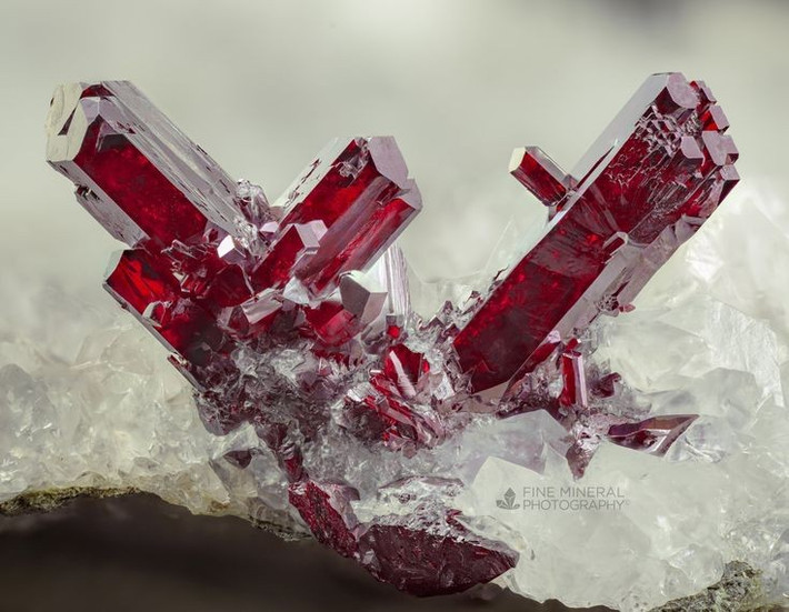  Nguồn gốc tên gọi từ tiếng Ả Rập. Tên “Realgar” xuất phát từ cụm từ Ả Rập “rahj al-ghār” có nghĩa là “bột trong hang động”, phản ánh cách người xưa tìm thấy nó. Ảnh: Pinterest.