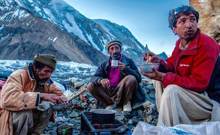  Khả năng thích nghi độ cao vượt trội. Người Sherpa sở hữu biến thể gene giúp hấp thụ oxy hiệu quả ở độ cao lớn, điều khiến họ trở thành những vận động viên leo núi bẩm sinh. Ảnh: Pinterest.