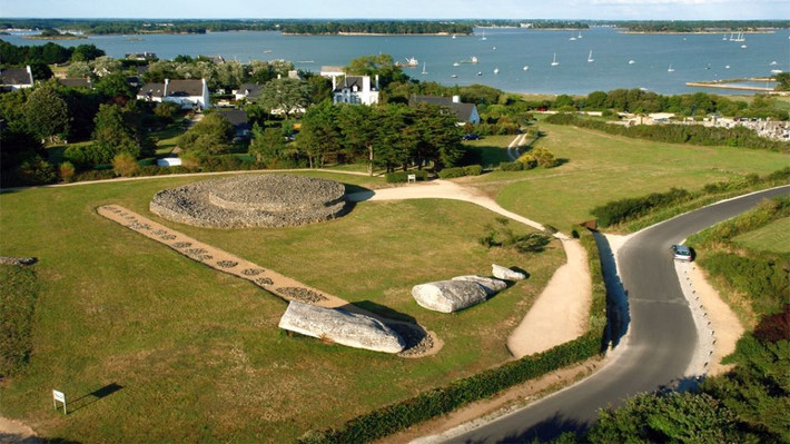  1. Có niên đại hơn 6.000 năm. Các nghiên cứu khảo cổ học cho thấy quần thể cự thạch Locmariaquer được xây dựng vào khoảng 4.500 năm TCN, thuộc thời kỳ đồ đá mới. Ảnh: locmariaquer.bzh.