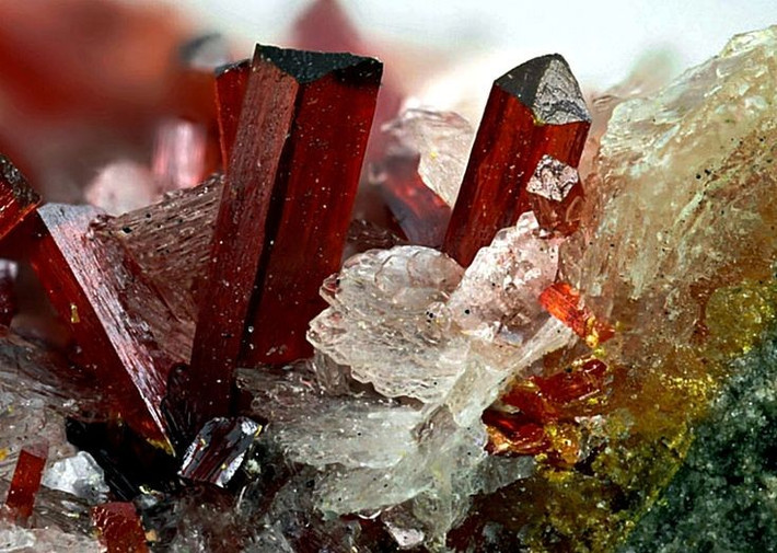  Được biết từ thời cổ đại. Realgar từng được người Trung Hoa và Hy Lạp cổ đại biết đến, dùng làm thuốc, bùa chú hoặc chất màu trang trí. Ảnh: Pinterest.