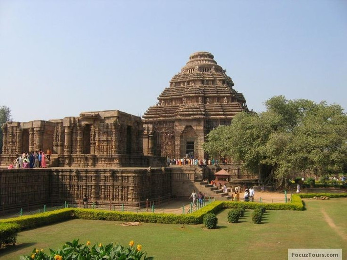 Ngôi đền từng có phần tháp chính cao hơn 60 mét. Hiện nay phần này đã sụp đổ, chỉ còn lại phần tiền điện nhưng vẫn thể hiện vẻ tráng lệ nguyên thủy. Ảnh: Pinterest.