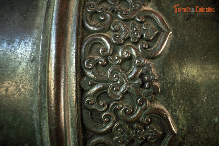 Được trang trí với nhiều hoa văn tinh xảo. Trên thân mỗi khẩu thần công có nhiều họa tiết chạm nổi như rồng, mây, hoa lá và các biểu tượng cát tường. Những hoa văn này không chỉ mang giá trị thẩm mỹ cao và thể hiện nghệ thuật đúc đồng tinh xảo của thợ thủ công thời Nguyễn.