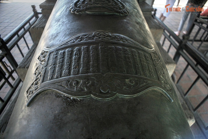 Chia thành hai nhóm theo bốn mùa và ngũ hành. Chín khẩu thần công được chia thành hai nhóm. Bốn khẩu mang tên bốn mùa Xuân, Hạ,Thu, Đông. Năm khẩu có tên theo ngũ hành: Kim, Mộc, Thủy, Hỏa, Thổ.