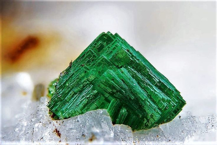  Từng được khai thác nhiểu. Torbernite từng đóng vai trò quan trọng trong nghiên cứu và khai thác uranium giai đoạn đầu. Ảnh: Pinterest.