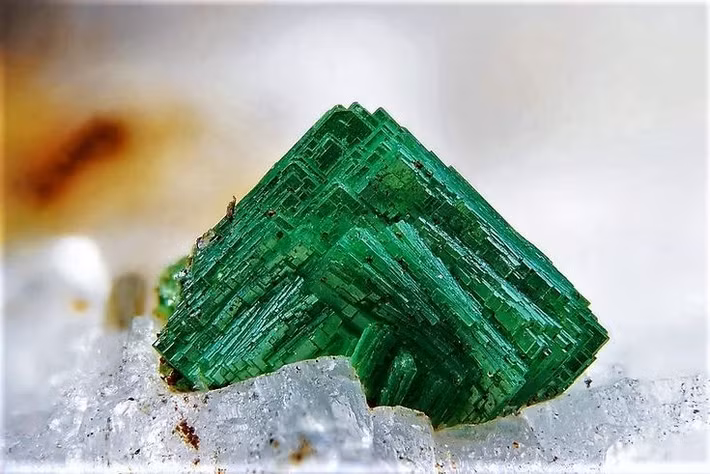  Từng được khai thác nhiểu. Torbernite từng đóng vai trò quan trọng trong nghiên cứu và khai thác uranium giai đoạn đầu. Ảnh: Pinterest.