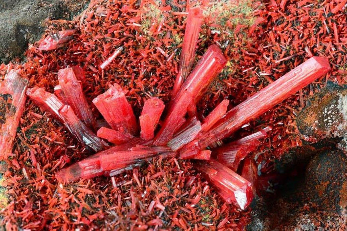  Cực độc khi tiếp xúc trực tiếp. Do chứa asen, Realgar có thể gây ngộ độc nếu hít phải bụi hoặc nuốt nhầm, vì vậy ngày nay nó hiếm khi được dùng trong đời sống thường nhật. Ảnh: Pinterest.