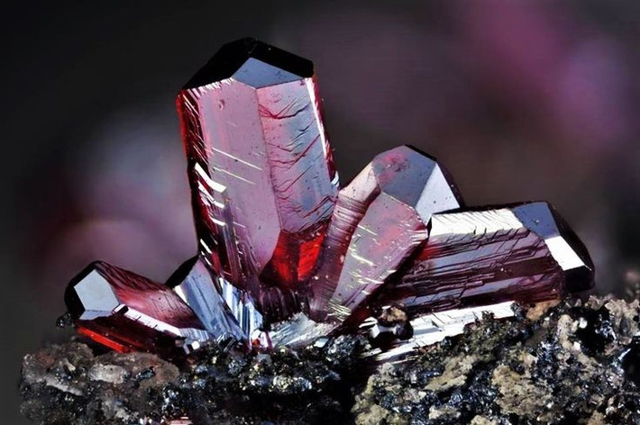 Hiện tượng song tinh và đa tinh thể. Một số khoáng vật phát triển hai hay nhiều tinh thể dính liền theo quy luật đối xứng, tạo nên các cấu trúc phức tạp và hiếm gặp. Ảnh: Pinterest.