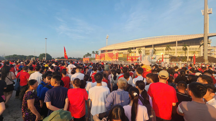 Người dân nhìn về cổng sân vận động Mỹ Đình.