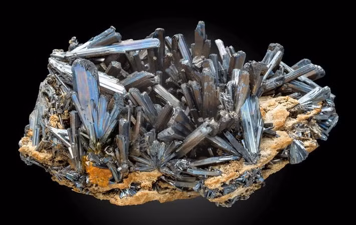  Thành phần chính là antimon sunfua. Stibnite có công thức hóa học Sb₂S₃, là nguồn quặng quan trọng để khai thác kim loại antimon. Ảnh: Pinterest.