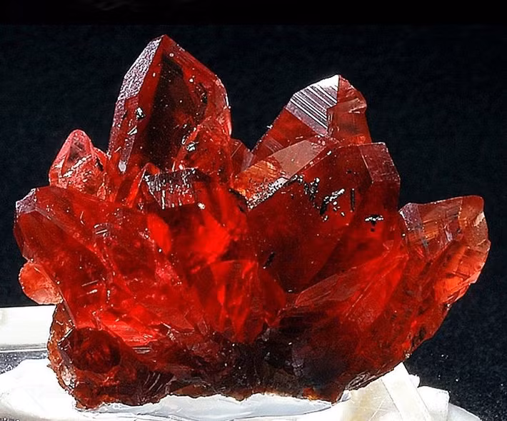  5. Có độ cứng khá thấp. Với độ cứng Mohs chỉ từ 3,5–4, Rhodochrosite dễ bị trầy xước nên cần bảo quản cẩn thận khi làm trang sức. Ảnh: Pinterest.