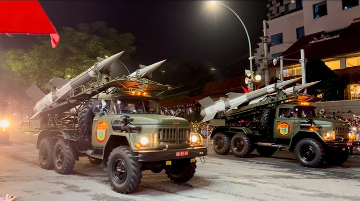 Âm thanh hòa quyện giữa tiếng động cơ rền vang và niềm hân hoan của nhân dân như tiếp thêm sức mạnh cho các chiến sĩ, để họ hoàn thành xuất sắc nhiệm vụ trong ngày lễ lịch sử của dân tộc.