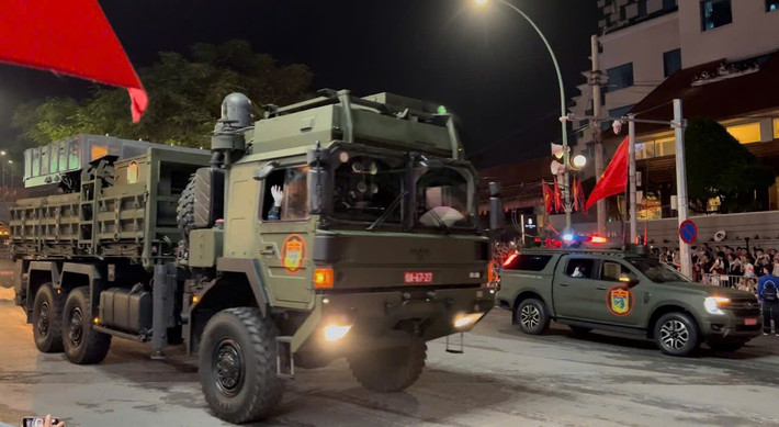 3h53, dàn xe khí tài các loại tiếp nối tiến qua tuyến đường này, hướng thẳng về trung tâm Quảng trường Ba Đình – nơi sẽ diễn ra lễ diễu binh, diễu hành trọng thể.