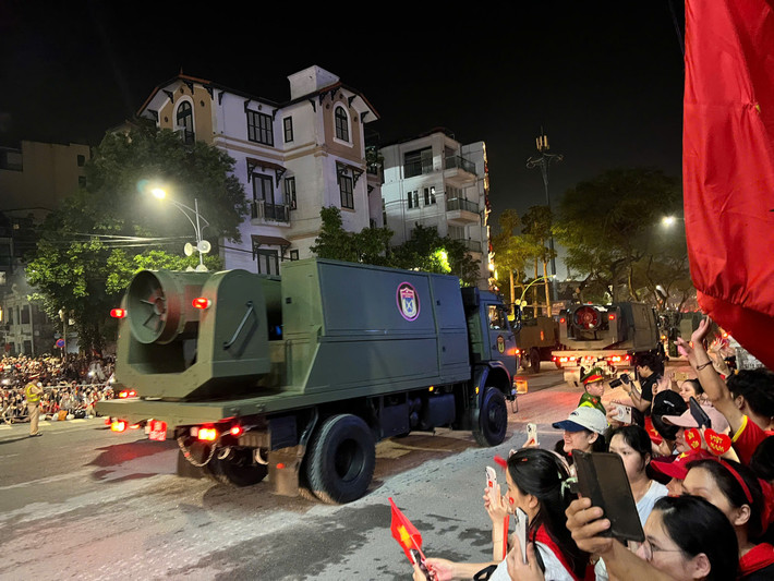 Bên tuyến đường di chuyển của những cỗ xe cơ giới, hàng nghìn người dân Thủ đô đã có mặt từ sớm, vỗ tay vang dội, reo hò cổ vũ mỗi khi đoàn xe đi qua.