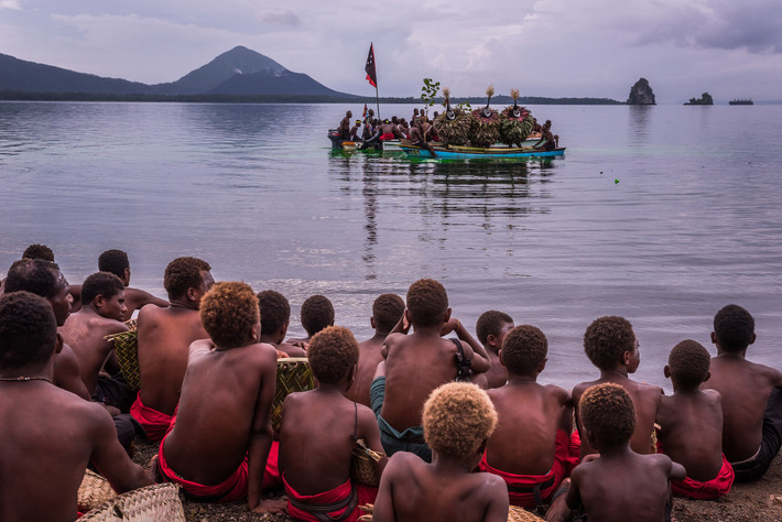  Ngôn ngữ chính là Kuanua. Người Tolai nói tiếng Kuanua, thuộc nhóm ngôn ngữ Nam Đảo. Ngôn ngữ này đóng vai trò trung tâm trong việc truyền tải truyện kể, nghi lễ và luật tục cộng đồng. Ảnh: vice.com.