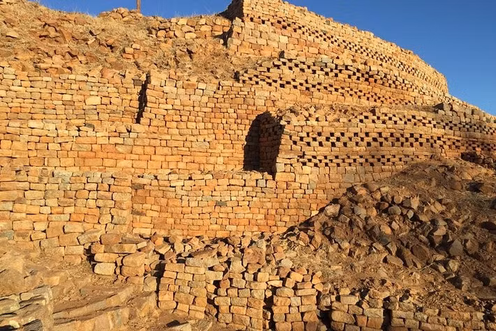  Suy tàn do biến động chính trị. Vào cuối thế kỷ 17, Khami dần bị bỏ hoang do xung đột nội bộ và sự trỗi dậy của các thế lực mới như vương quốc Rozvi. Sự thay đổi quyền lực khiến trung tâm đô thị này mất vai trò chiến lược. Ảnh: tripadvisor.com.