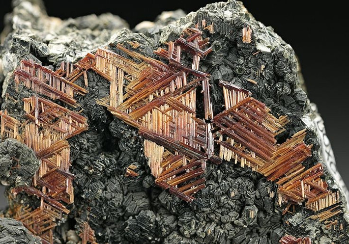  Thường có màu đỏ nâu đến đen. Màu sắc của rutile thay đổi tùy theo tạp chất sắt hoặc các nguyên tố kim loại khác. Ảnh: Pinterest.