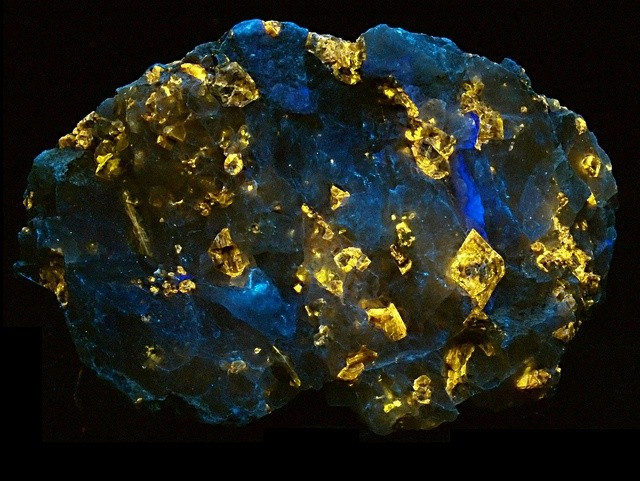  5. Vai trò trong công nghiệp. Fluorite là nguồn chính để sản xuất axit flohydric, nguyên liệu quan trọng cho ngành hóa chất. Ảnh: Pinterest.