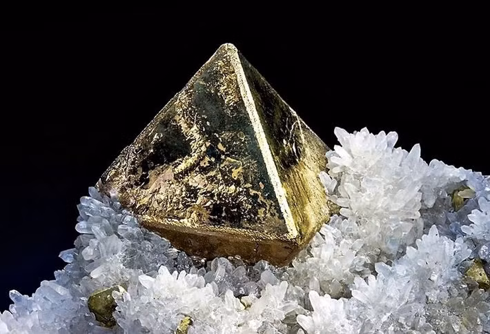  Tính chất phong thủy. Trong văn hóa phong thủy hiện đại, pyrite được xem là khoáng vật mang lại sự thịnh vượng, giàu có và bảo vệ khỏi năng lượng tiêu cực. Ảnh: Pinterest.