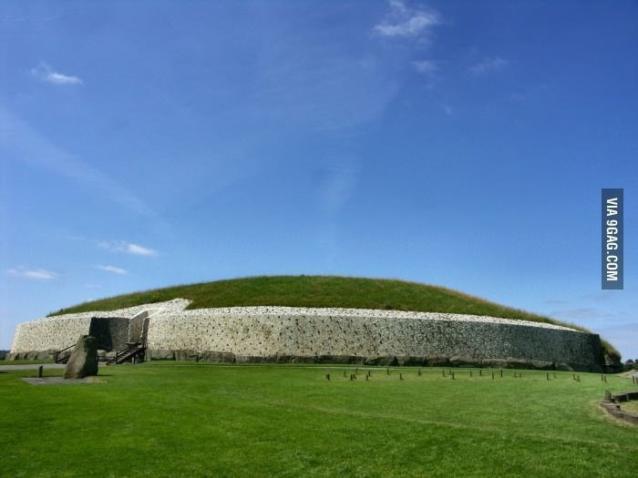 Newgrange từng bị quên lãng hàng ngàn năm. Sau thời kỳ đồ đá mới, công trình bị chôn vùi và chỉ được phát hiện lại vào thế kỷ 17. Ảnh: Pinterest.
